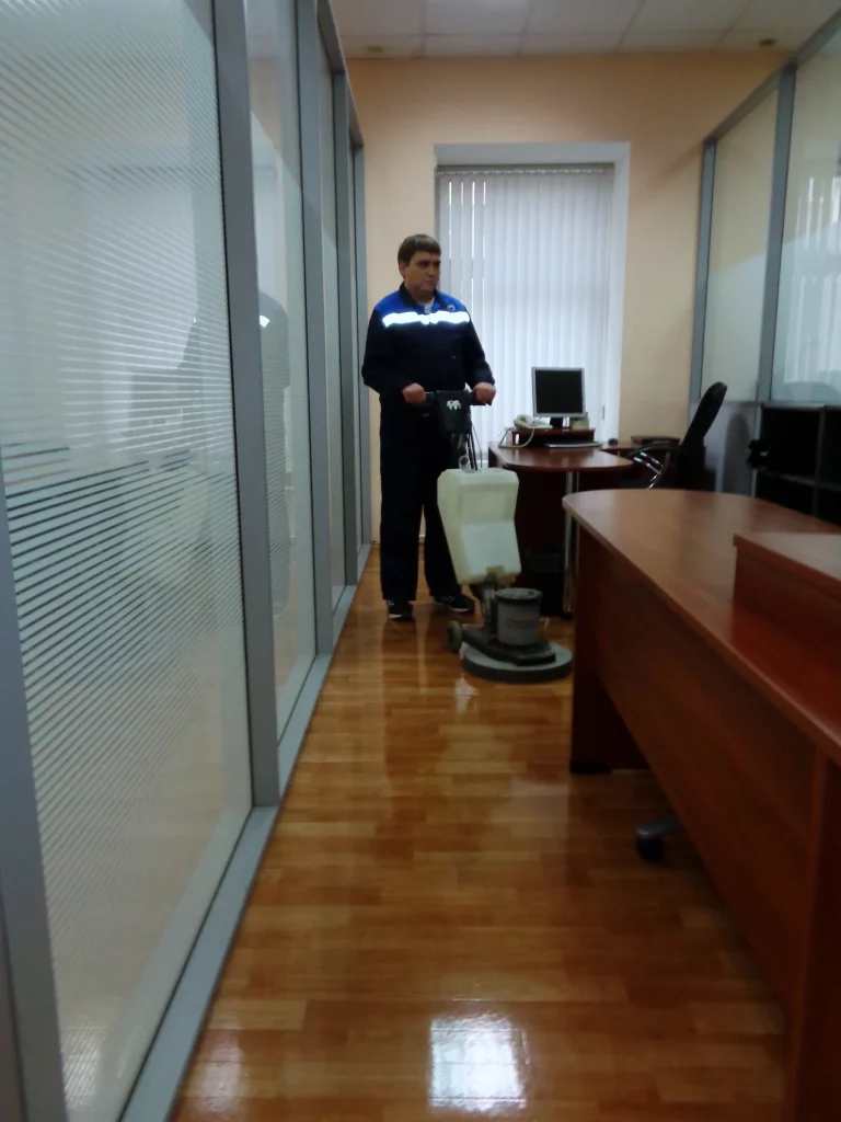 Полировка паркета роторной машиной в коридоре офиса